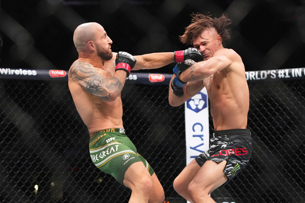 FILE - Alexander Volkanovski, left, and Diego Lopes, right, battle during a mixed martial arts fight at UFC 314, April 13, 2025, in Miami. (AP Photo/Lynne Sladky, File)
