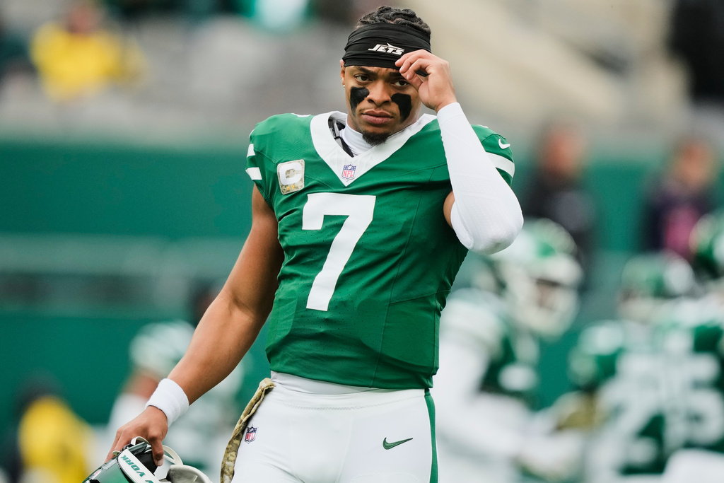 New York Jets quarterback Justin Fields (7) warms up before an NFL football game against the Cleveland Browns, Sunday, Nov. 9, 2025, in East Rutherford, N.J. (AP Photo/Yuki Iwamura)