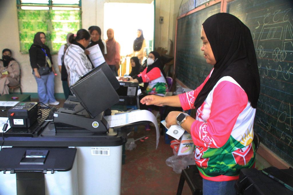 A Muslim woman votes at the Bangsamoro Autonomous Region in Muslim Mindanao parliamentary elections at a school in Lanao del Sur province, southern Philippines, Monday, Sept. 14, 2026. (AP Photo/Richel V.Umel)