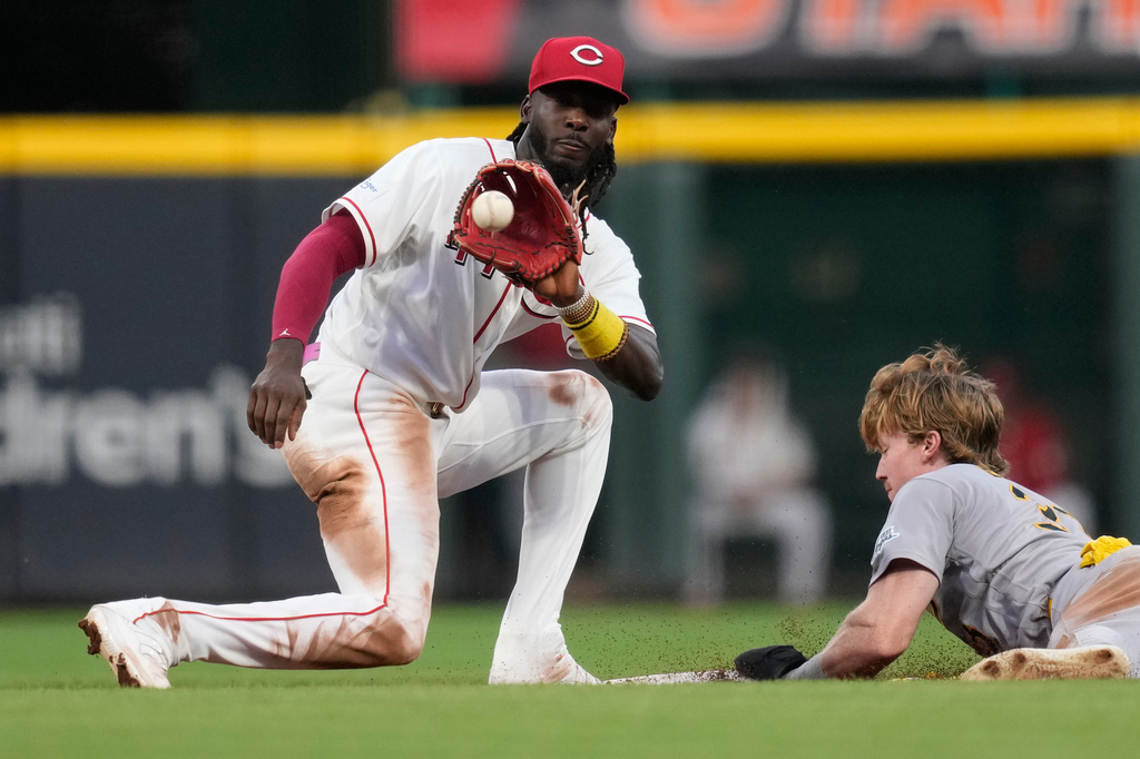 Cincinnati Reds shortstop Elly De La Cruz, left, takes the throw as Athletics Henry Bolte, right, is safe at second base during the seventh inning of a baseball game in Cincinnati, Tuesday, Aug. 4, 2026. (AP Photo/Carolyn Kaster)