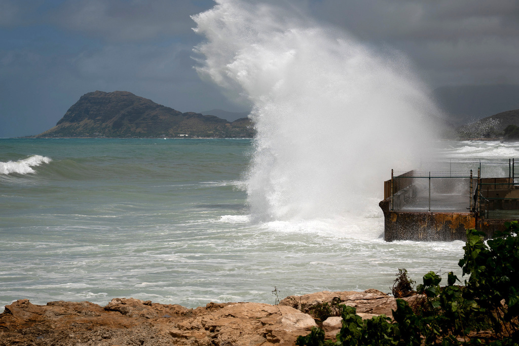 A large wave crashes on the shore caused by Hurricane Lowell on Tuesday, Sept. 8, 2026 on the westside of Oʻahu, Hi. (Craig Fujii/Honolulu Civil Beat via AP)