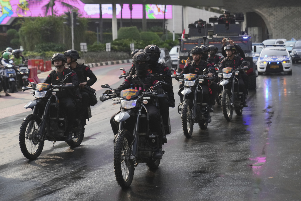 Officers of Indonesian National Police's paramilitary unit Mobile Brigade, patrol a street following days of violent protests against lavish allowances given to parliament members, at the main business district in Jakarta, Indonesia, Sunday, Aug. 31, 2025. (AP Photo/Dita Alangkara)