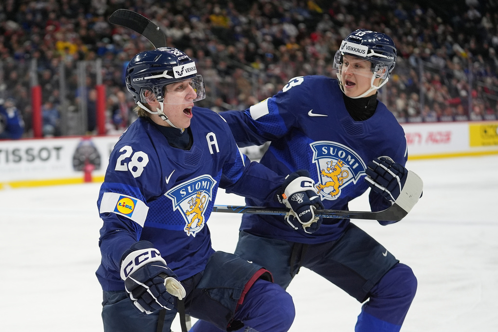 Finland forward Heikki Ruohonen (28) celebrates with defenseman Veeti Vaisanen (13) after scoring a goal during the second period of an IIHF World Junior Hockey Championship quarterfinals game against the United States, Friday, Jan. 2, 2026, in St. Paul, Minn. (AP Photo/Abbie Parr)