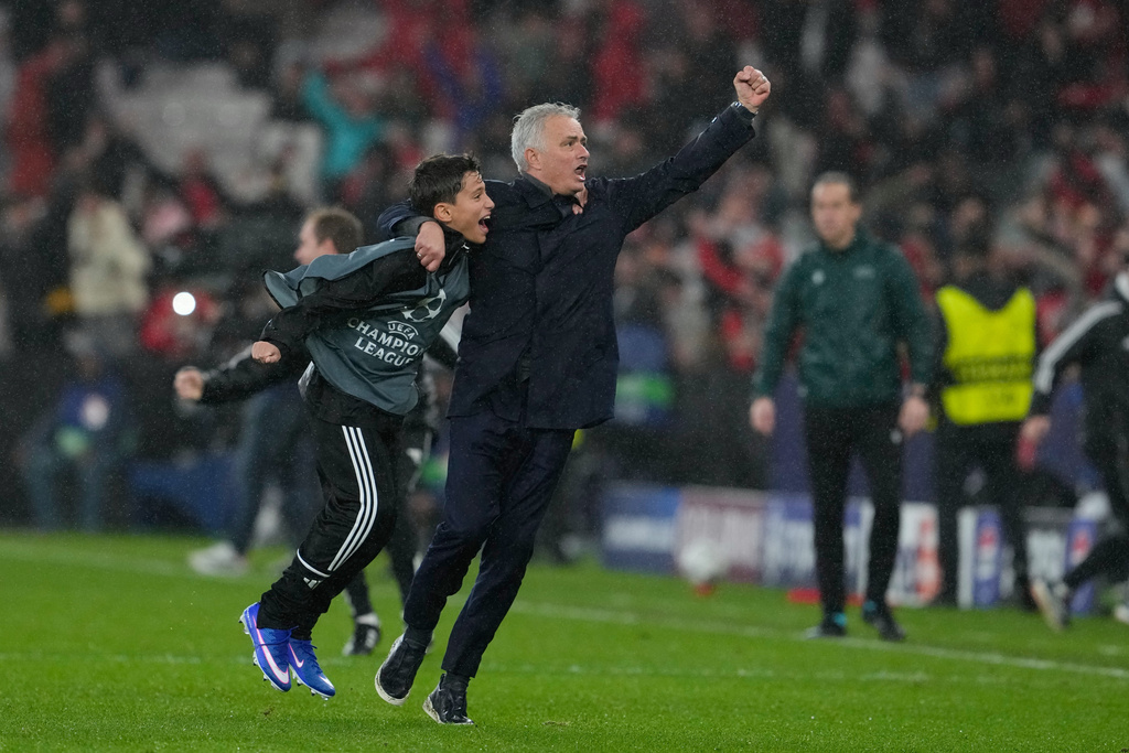Benfica's head coach Jose Mourinho celebrates at the end of a Champions League opening phase soccer match between Benfica and Real Madrid, in Lisbon, Wednesday, Jan. 28, 2026. (AP Photo/Armando Franca)