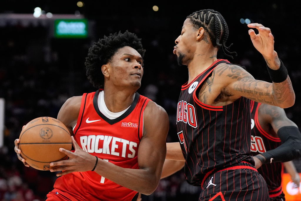 Chicago Bulls forward Dalen Terry (7) defends against Houston Rockets guard Amen Thompson (1) during the first half of an NBA basketball game in Houston, Tuesday, Jan. 13, 2026. (AP Photo/Ashley Landis)