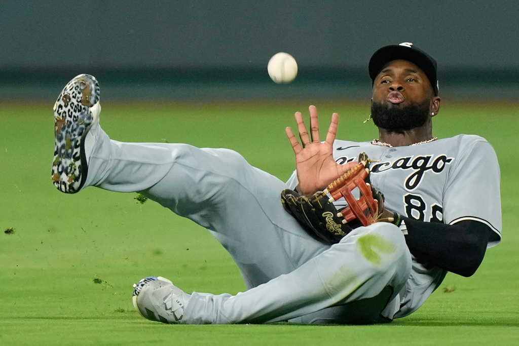FILE -Chicago White Sox center fielder Luis Robert Jr. catches a fly ball for the out on Kansas City Royals' Mike Yastrzemski during the seventh inning of a baseball game, Aug. 15, 2025, in Kansas City, Mo. (AP Photo/Charlie Riedel), File)