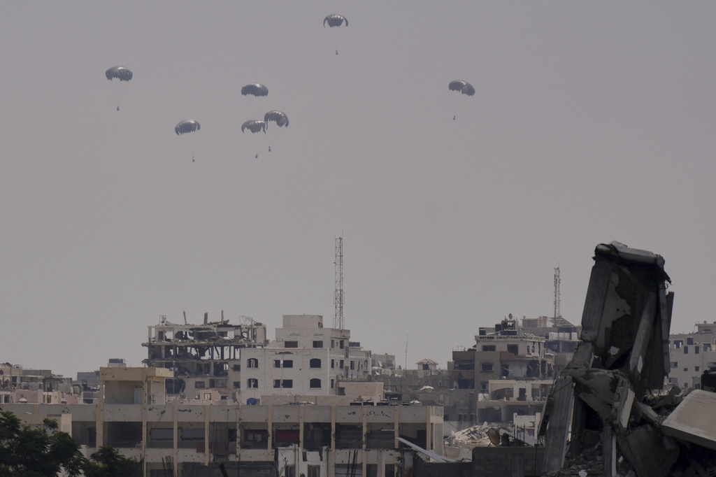 Humanitarian aid is airdropped to Palestinians over Gaza City, northern Gaza Strip, Friday, Aug. 8, 2025. (AP Photo/Jehad Alshrafi)