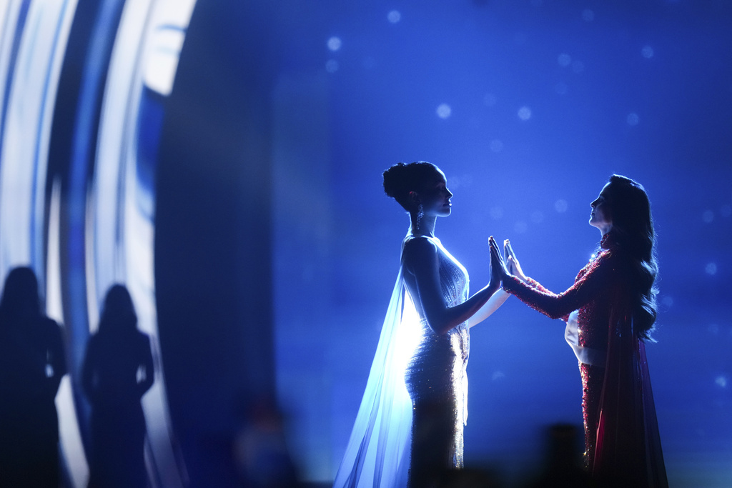 Miss Mexico Fatima Bosch, right, and Miss Thailand Praveenar Singh hold hands while waiting for the announcement of winner for the 2025 Miss Universe pageant in Nonthaburi, north of Bangkok, in Nonthaburi province, Thailand, Friday, Nov. 21, 2025. (AP Photo/Sakchai Lalit)