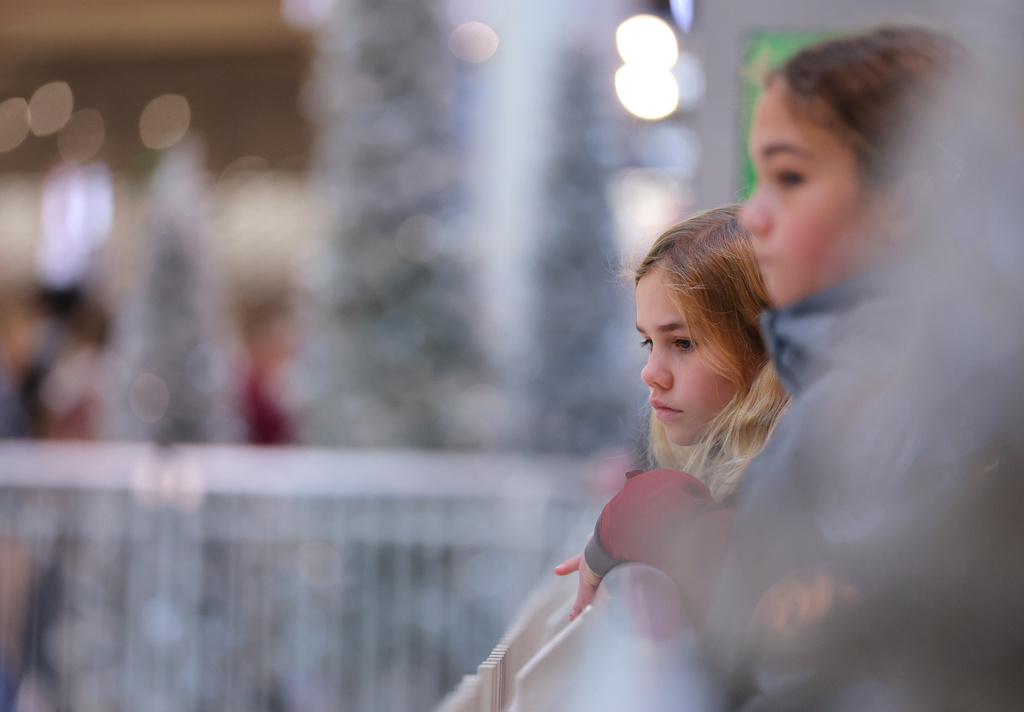 Shoppers look at the Christmas decor before they browse through stores at Mall of America for Black Friday deals, Friday, Nov. 28, 2025, in Bloomington, Minn. (AP Photo/Adam Bettcher)