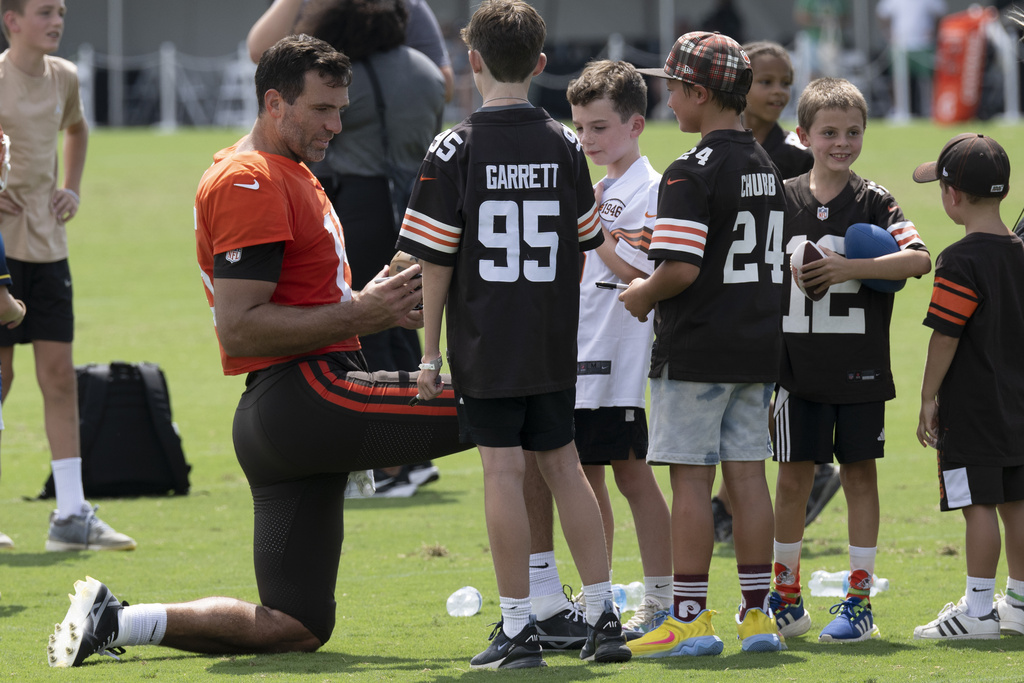 Cleveland Browns quarterback and South Jersey native Joe Flacco signs autographs following a joint NFL football practice with the Philadelphia Eagles Wednesday, August 13, 2025, in Philadelphia. (Jose F. Moreno/The Philadelphia Inquirer via AP)