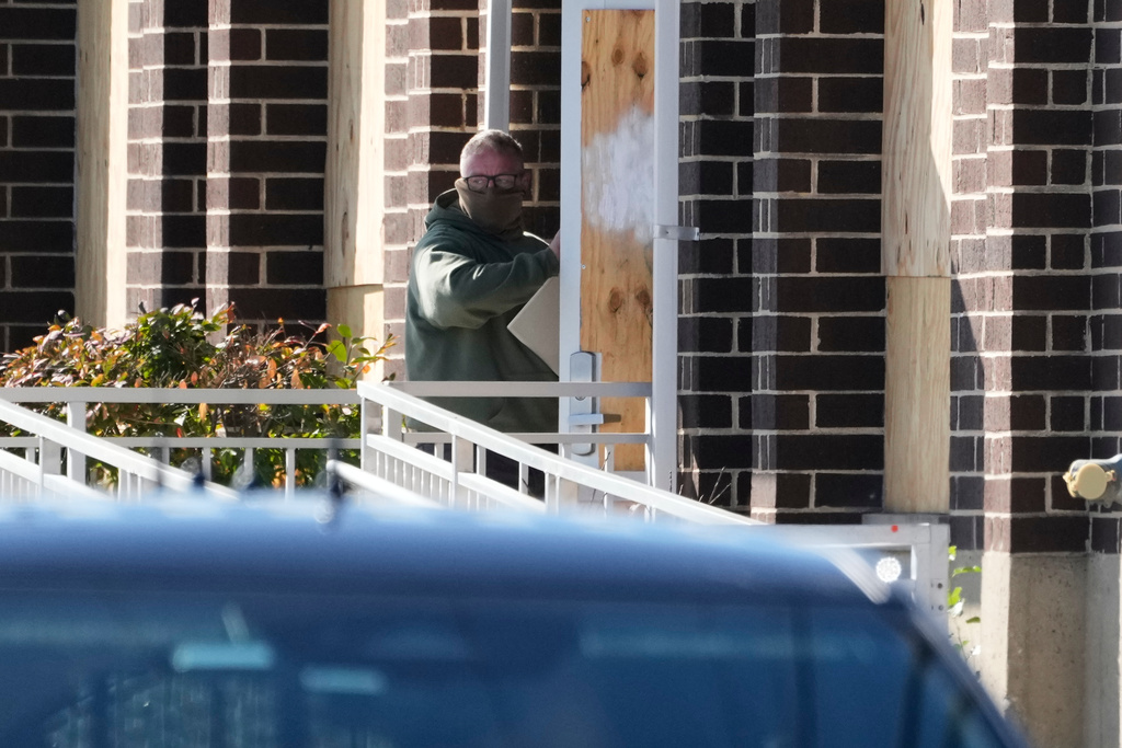 A Federal agent walks into an ICE processing facility in the Chicago suburb of Broadview, Ill., Tuesday, Oct. 21, 2025. (AP Photo/Nam Y. Huh)