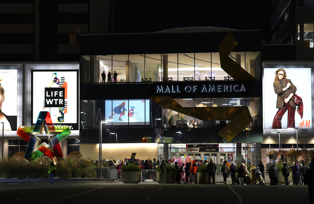 Shoppers line up to get into Mall of America for Black Friday deals, Friday, Nov. 28, 2025, in Bloomington, Minn. (AP Photo/Adam Bettcher)