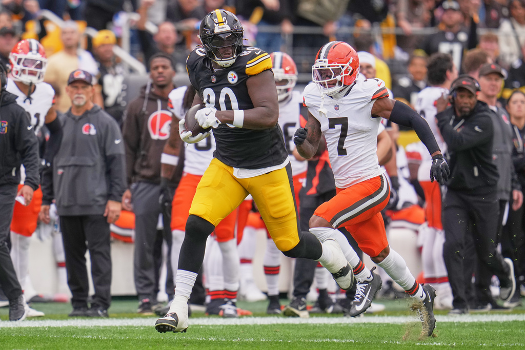 Pittsburgh Steelers tight end Darnell Washington (80) carries as Cleveland Browns cornerback Tyson Campbell pursues in the first half of an NFL football game in Pittsburgh, Sunday, Oct. 12, 2025. (AP Photo/Gene J. Puskar)