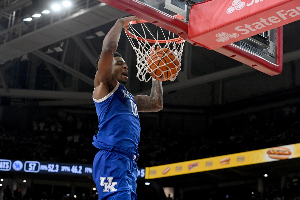 Kentucky guard Otega Oweh (00) dunks the ball on a fast break against Arkansas during the second half of an NCAA college basketball game Saturday, Jan. 31, 2026, in Fayetteville, Ark. (AP Photo/Michael Woods)
