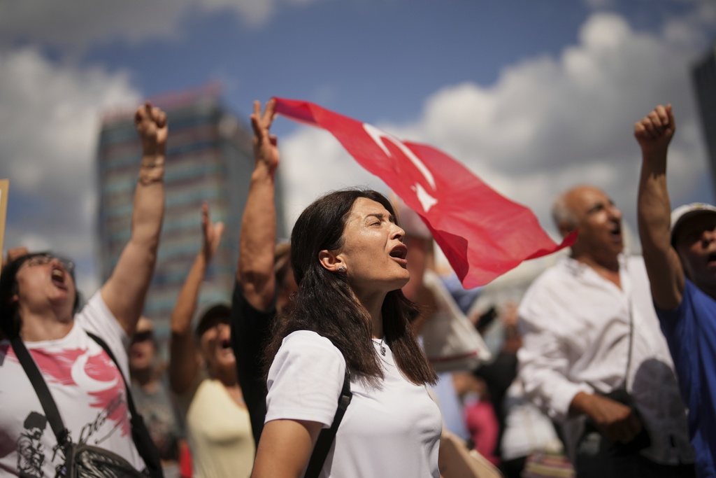 Supporters Turkey's main opposition Republican People's Party (CHP) shout slogans outside the party's headquarters in Istanbul, Turkey, Monday, Sept. 8, 2025. (AP Photo/Francisco Seco)