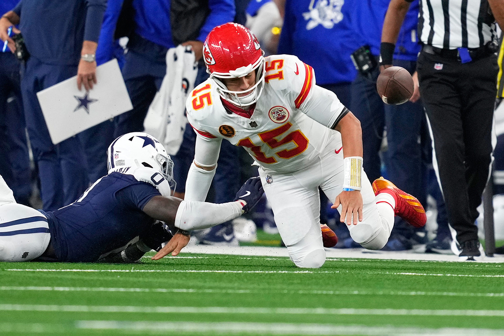 Dallas Cowboys linebacker DeMarvion Overshown, left, knocks the ball out of bounds away from Kansas City Chiefs quarterback Patrick Mahomes during the first half of an NFL football game Thursday, Nov. 27, 2025, in Arlington, Texas. (AP Photo/Tony Gutierrez)