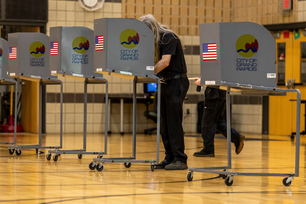 Michigan residents turn out to vote in the midterm elections at Sibley Elementary School in Grand Rapids, Mich., on Tuesday, Aug. 4, 2026. (Isaac Ritchey/The Grand Rapids Press via AP)