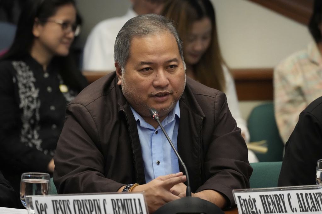Former DPWH District Engineer Henry Alcantara talks during investigations on flood-control projects at the Senate Blue Ribbon committee in Pasay city, Philippines on Tuesday, Sept. 23, 2025. (AP Photo/Aaron Favila)