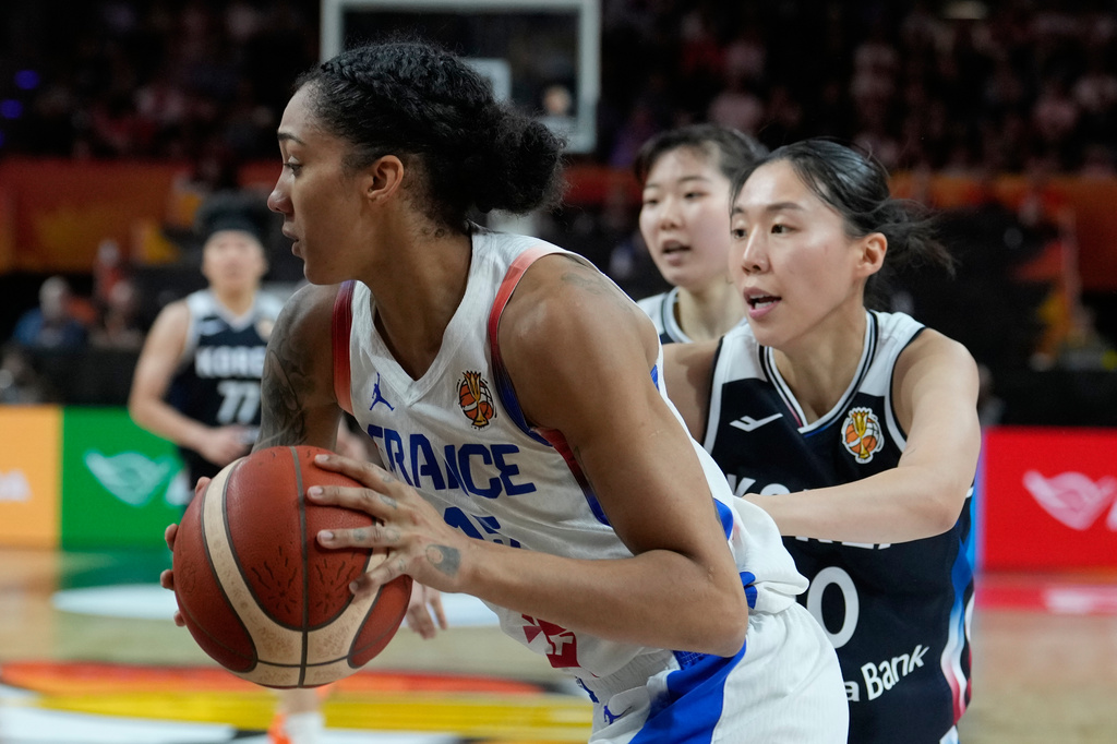 Korea's Kang Yoo-lim guards France's Gabby Williams during the Women's Basketball World Cup match between France and Korea in Berlin, Saturday, Sept. 5, 2026. (AP Photo/Ebrahim Noroozi)