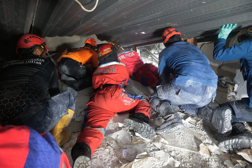 Rescuers search for survivors after a building collapsed at an Islamic boarding school, in Sidoarjo, East Java, Indonesia, Monday, Sept. 29, 2025. (AP Photo/Trisnadi)