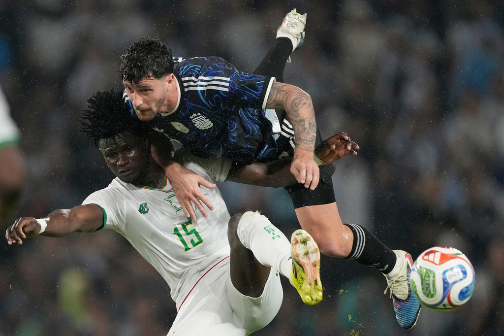 Argentina's Marcos Senesi and Mauritania's Pape Ndiaga Yade battle for the ball during a friendly soccer match in Buenos Aires, Argentina, Friday, March 27, 2026. (AP Photo/Gustavo Garello)