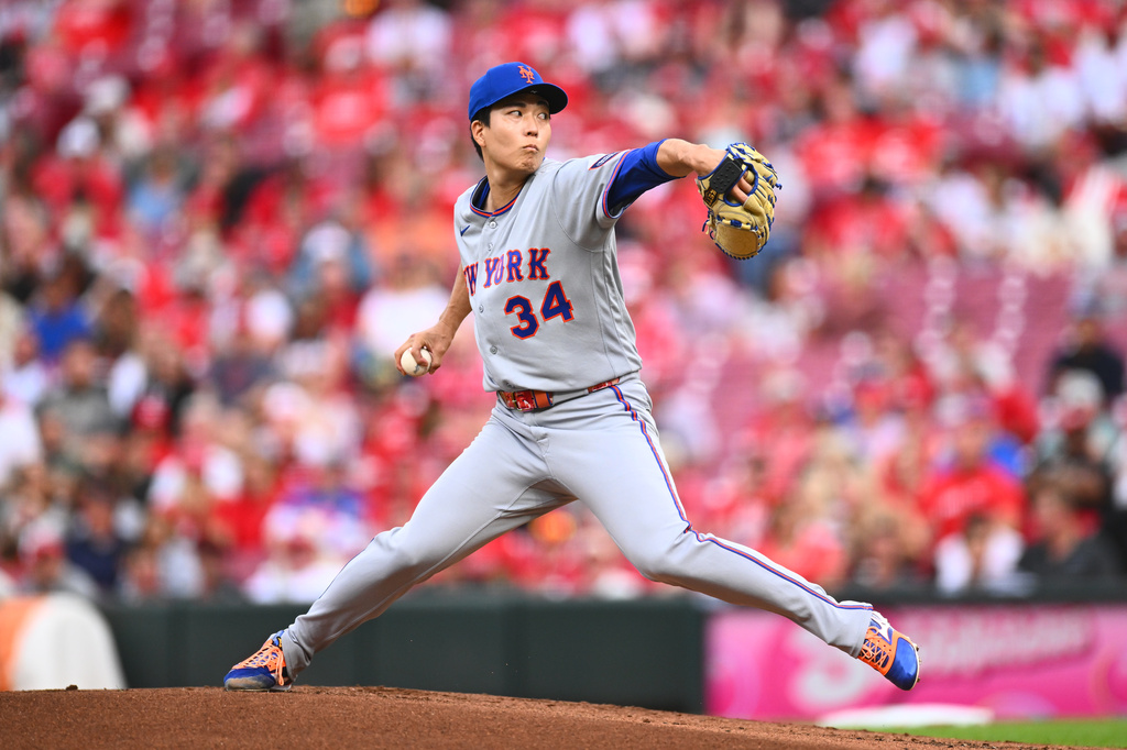 New York Mets pitcher Kodai Senga throws during the first inning of a baseball game against the Cincinnati Reds in Cincinnati, Tuesday, June 16, 2026. (AP Photo/Ben Jackson)