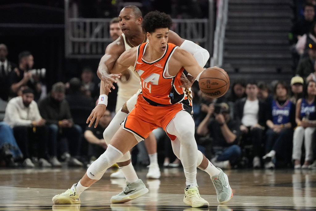 Los Angeles Clippers center Yanic Konan Niederhäuser, foreground, controls the ball against Golden State Warriors center Al Horford during the first half of an NBA basketball game in San Francisco, Monday, March 2, 2026. (AP Photo/Jeff Chiu)