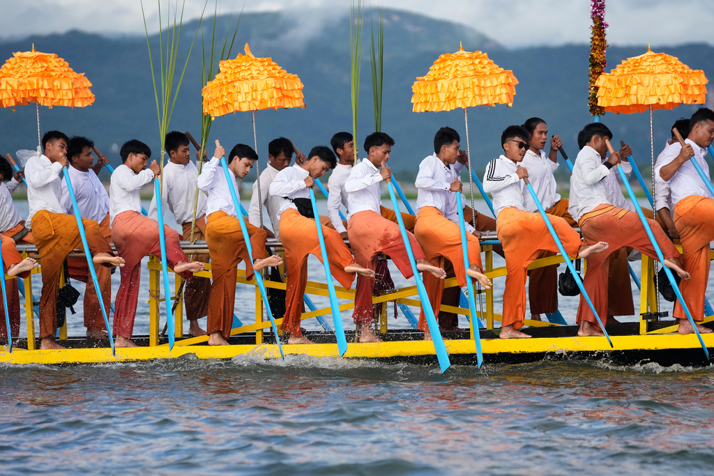 Intha ethnic people row their boats during a traditional boats racing competition to mark the Phaung Daw Oo pagoda festival Friday, Sept. 26, 2025, in Inle Lake, southern Shan State, Myanmar. (AP Photo/Thein Zaw)
