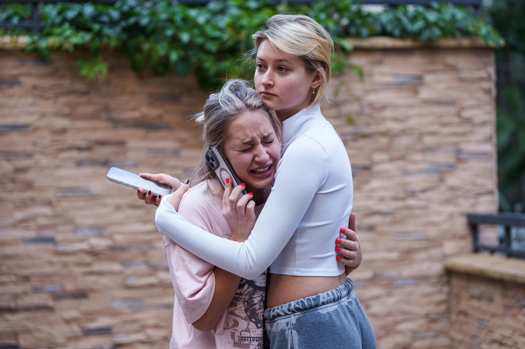 A woman reacts after a Russian drone strike on central Kyiv, Ukraine, Monday, Sept. 28, 2026. (AP Photo/Evgeniy Maloletka)