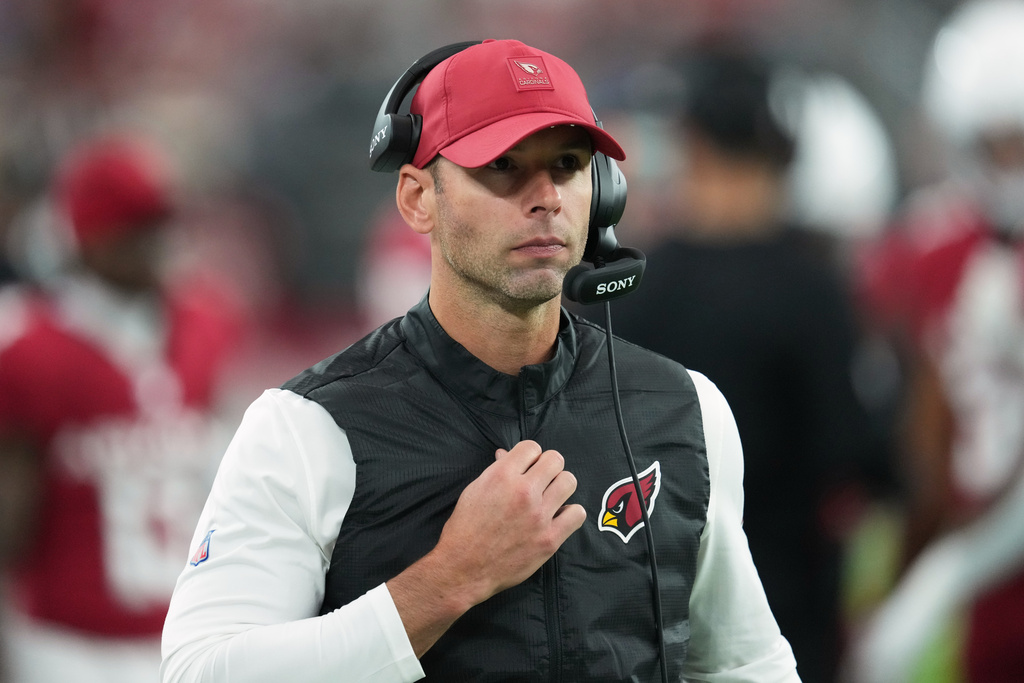 Arizona Cardinals head coach Jonathan Gannon walks on the sideline during the first half of an NFL football game against the Jacksonville Jaguars Sunday, Nov. 23, 2025, in Glendale, Ariz. (AP Photo/Ross D. Franklin)