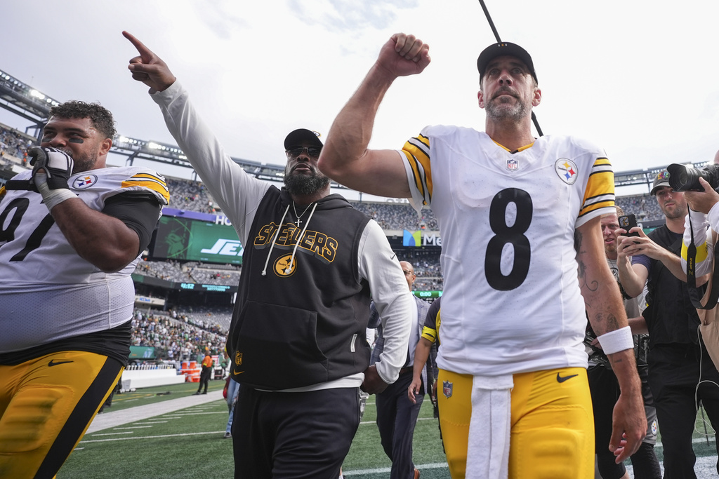Pittsburgh Steelers defensive tackle Cam Heyward (97), head coach Mike Tomlin, center, and quarterback Aaron Rodgers (8) leave the field following an NFL football game against the New York Jets Sunday, Sept. 7, 2025, in East Rutherford, N.J. (AP Photo/Matt Slocum)