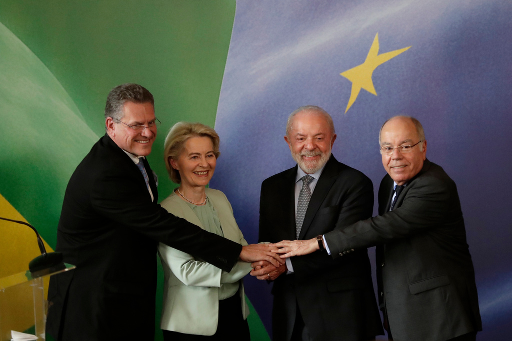 European Commission President Ursula von der Leyen, second from left, poses for photos with Brazilian President Luiz Inacio Lula da Silva, second from right, Brazilian Foreign Minister Mauro Vieira, right, and European Commissioner for Trade and Economic Security Maros Sefcovic on the sidelines of giving joint statements after a meeting about the EU-Mercosur trade agreement in Rio de Janeiro, Brazil, Friday, Jan. 16, 2026. (AP Photo/Bruna Prado)