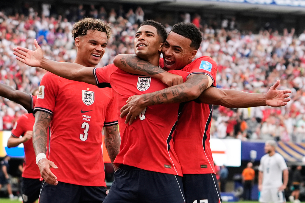 England's Jude Bellingham (10) celebrates with teammates after scoring their first goal during the World Cup Group L soccer match between Panama and England in East Rutherford, N.J., near New York, Saturday, June 27, 2026. (AP Photo/Steve Luciano)