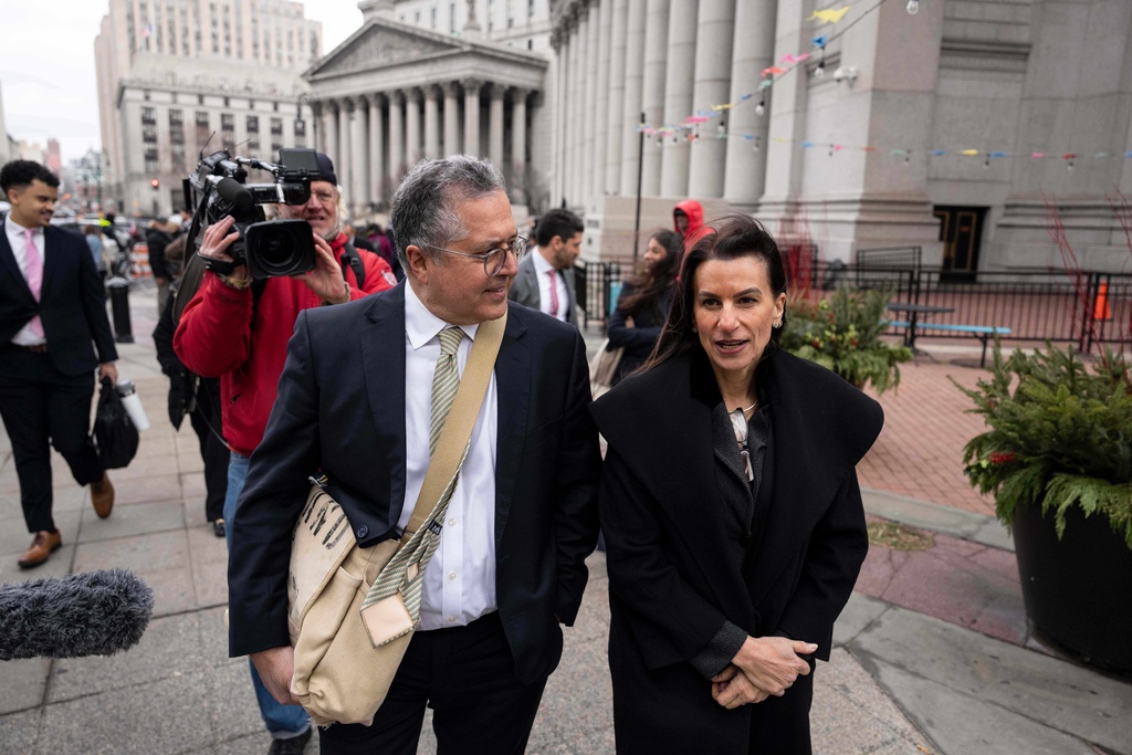 Karen Friedman Agnifilo, right, and Marc Agnifilo, left, attorneys for Luigi Mangione, leave Manhattan federal court, Friday, Jan. 9, 2026, in New York. (AP Photo/Yuki Iwamura)