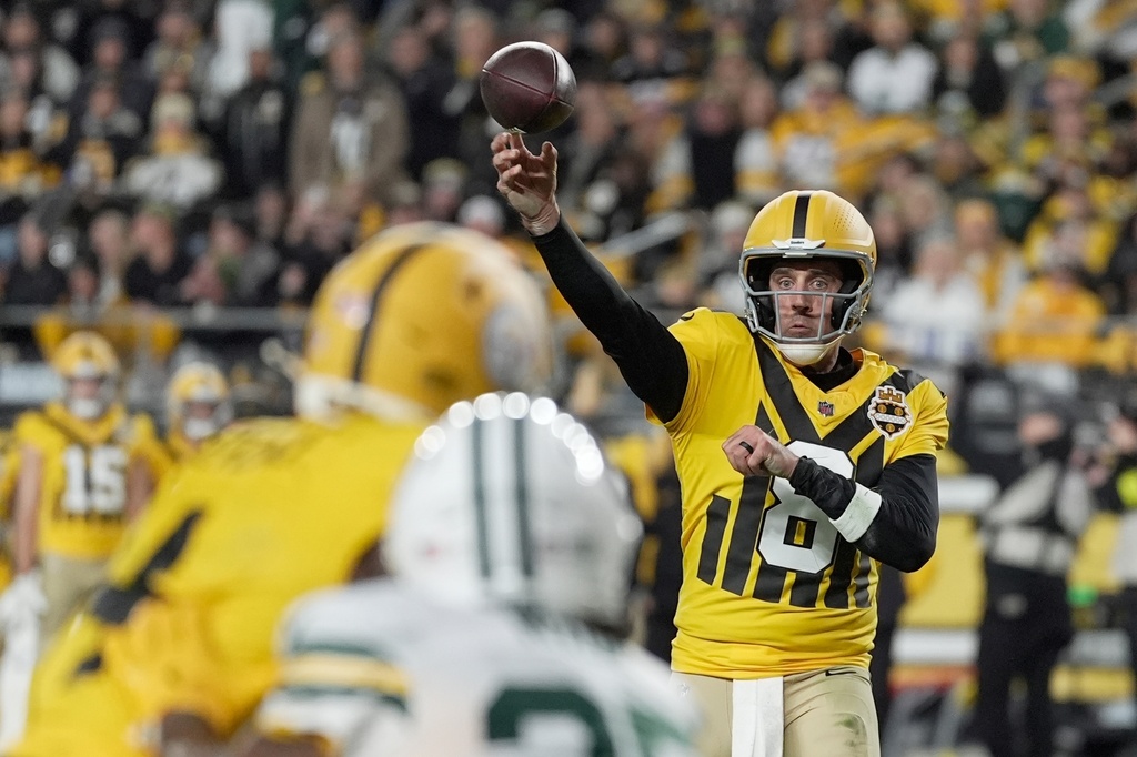 Pittsburgh Steelers' Aaron Rodgers throws during the second half of an NFL football game against the Green Bay Packers Sunday, Oct. 26, 2025, in Pittsburgh. (AP Photo/Sue Ogrocki)