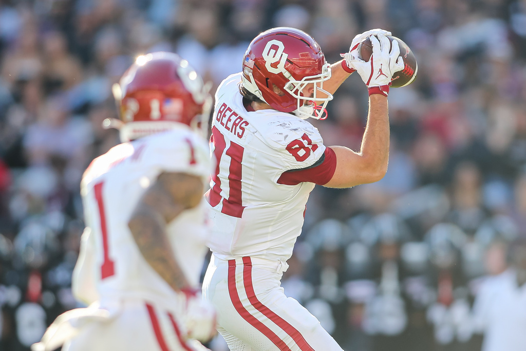 Oklahoma tight end Rocky Beers (81) catches a touchdown pass against Mississippi State during the second half of an NCAA college football game in Starkville, Miss., Saturday, Oct. 24, 2026. (AP Photo/James Pugh)