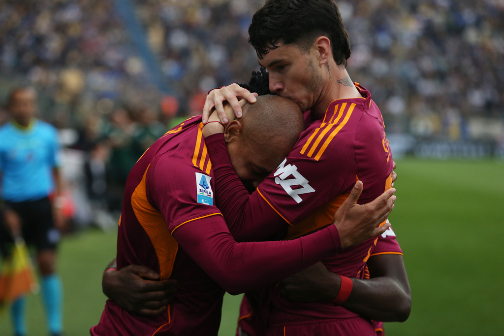 Roma's Donyell Malen, left, celebrates after scoring the opening goal during the Serie A soccer match between Parma and Roma in Parma, Italy, Sunday, May 10, 2026. (Gianni Santandrea/LaPresse via AP)