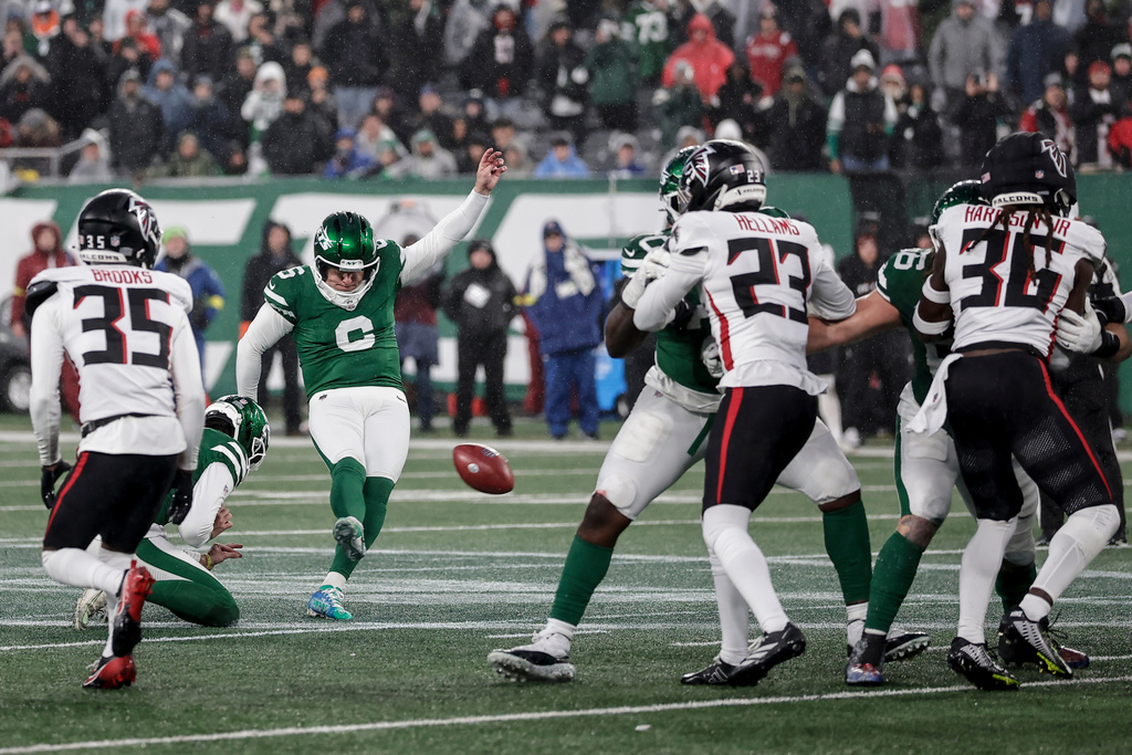 New York Jets place kicker Nick Folk (6) kicks the game-winning field goal against the Atlanta Falcons during the second half of an NFL football game, Sunday, Nov. 30, 2025, in East Rutherford, N.J. (AP Photo/Adam Hunger)