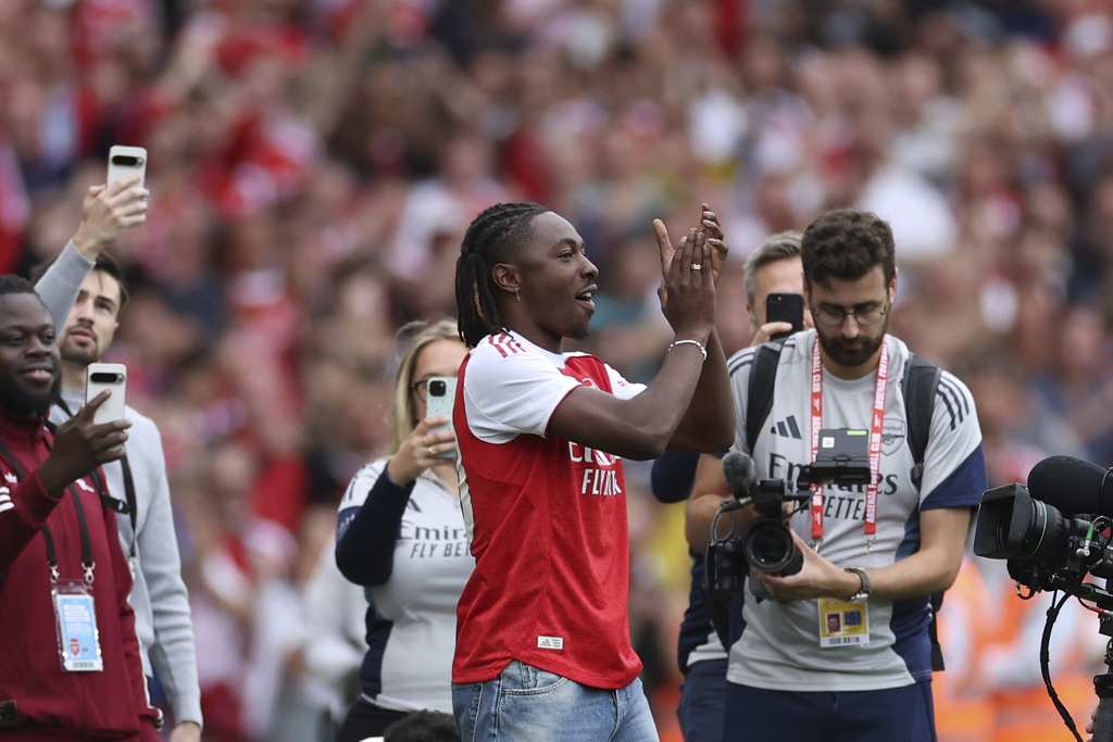 Arsenal's new player Eberechi Eze is introduced to the fans before the English Premier League soccer match between Arsenal and Leeds United at Emirates stadium in London, England, Saturday, Aug. 23, 2025. (AP Photo/Ian Walton)