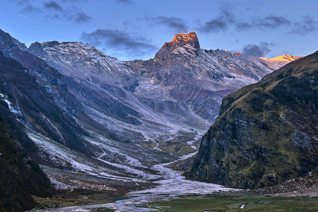 The morning sun illuminates Bankatiya Peak near Laspa village, in the northern Indian Himalayan state of Uttarakhand, on Sept. 28, 2025. (AP Photo/Satish Sharma)
