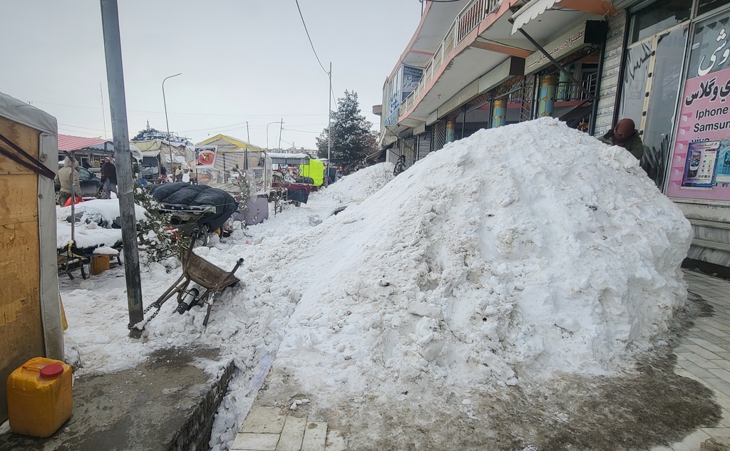 Snow covers the streets of the town of Ghazni , southwest from Kabul, Sunday, Jan. 24, 2025. Heavy snow and rainfall over the past three days have killed and injured scores of people across Afghanistan, the country's disaster management authority said Saturday.(AP Photo/Mohammad Amin)