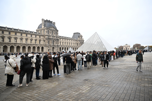 People queue outside the Louvre museum in Paris on Monday, Oct. 20, 2025, although it remains closed for the day after Sunday's jewels robbery. (AP Photo/Emma Da Silva) People queue outside the Louvre museum in Paris on Monday, Oct. 20, 2025, although it remains closed for the day after Sunday's jewels robbery. (AP Photo/Emma Da Silva)