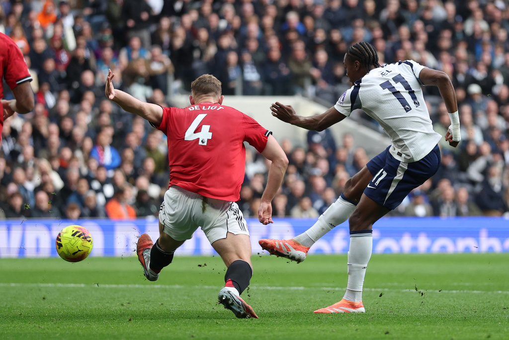Tottenham's Mathys Tel, right, scores his side's second goal past Manchester United's Matthijs de Ligt during the English Premier League soccer match between Tottenham Hotspur and Manchester United in London, England, Saturday, Nov. 8, 2025. (AP Photo/Ian Walton)