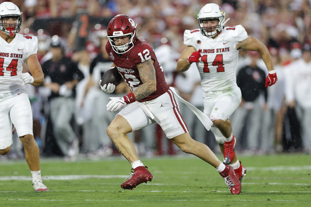 Oklahoma tight end Jaren Kanak (12) runs for a first down against Illinois State during the first half of an NCAA college football game, Saturday, Aug. 30, 2025, in Norman, Okla. (AP Photo/Alonzo Adams)