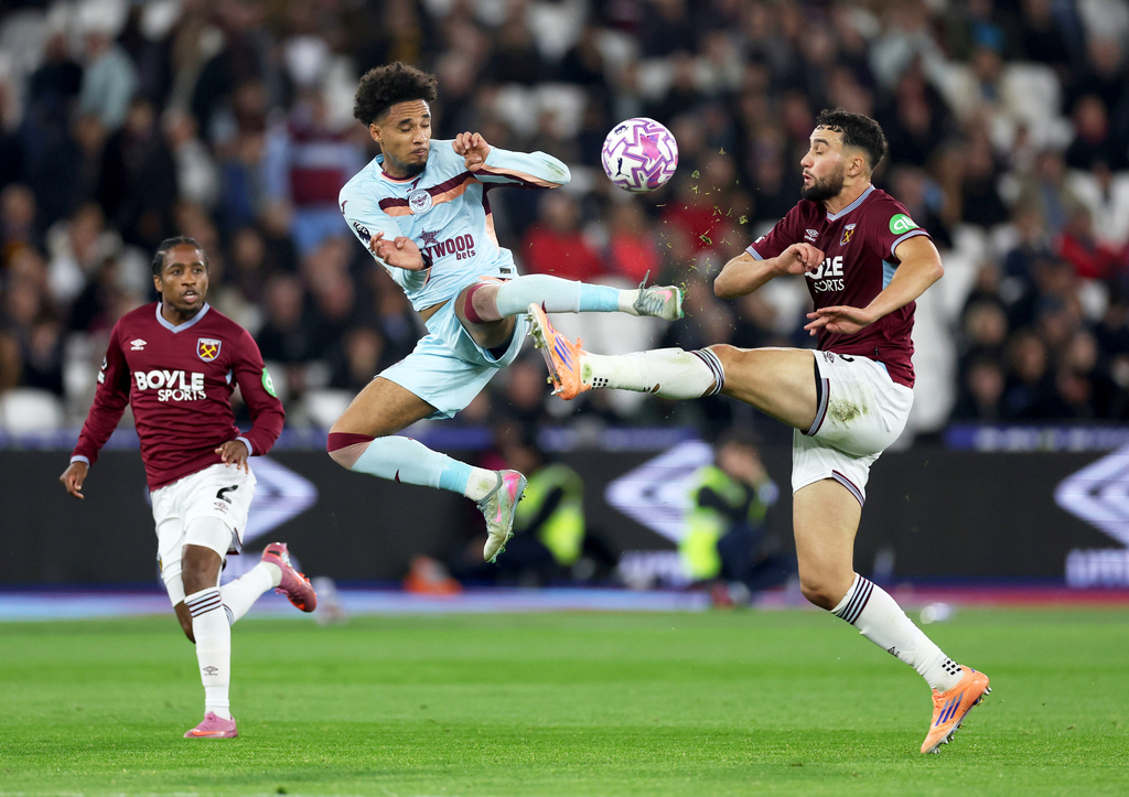 Brentford's Kevin Schade and West Ham United's Max Kilman, right, battle for the ball during the English Premier League soccer match between West Ham United and Brentford at the London Stadium, London, Monday Oct. 20, 2025. (Steven Paston/PA via AP)