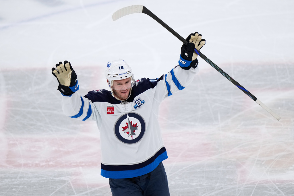 Winnipeg Jets center Jonathan Toews waves to the crowd during the first period of an NHL hockey game against the Chicago Blackhawks in Chicago, Monday, Jan. 19, 2026. (AP Photo/Nam Y. Huh)