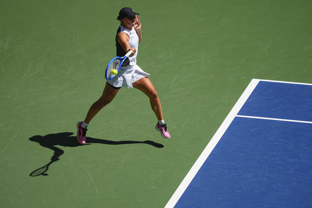 Iga Swiatek, of Poland, returns a shot to Emiliana Arango, of Colombia, during the first round of the US Open tennis championships, Tuesday, Aug. 26, 2025, in New York. (AP Photo/Yuki Iwamura)