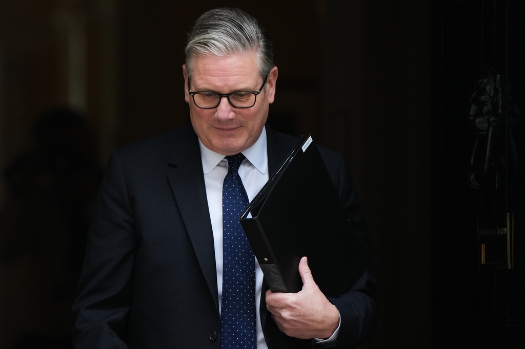 Britain's Prime Minister Keir Starmer leaves 10 Downing Street in London, Monday, April 20, 2026 to face a showdown in Parliament over the appointment of Peter Mandelson as ambassador to Washington.(AP Photo/Alastair Grant)