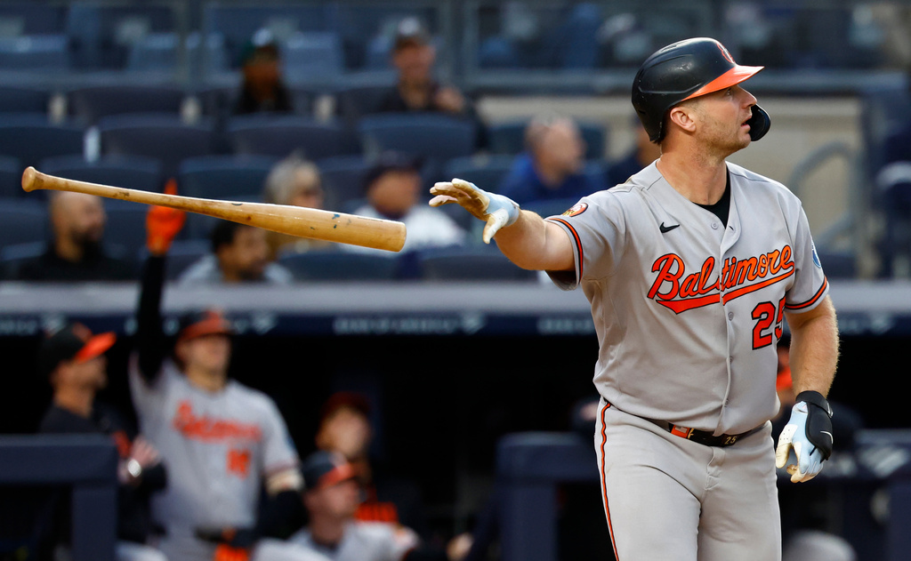 Baltimore Orioles' Pete Alonso tosses his bat after hitting a home run against the New York Yankees during the seventh inning of the first baseball game of a doubleheader, Friday, Sept. 25, 2026, in New York. (AP Photo/Noah K. Murray)
