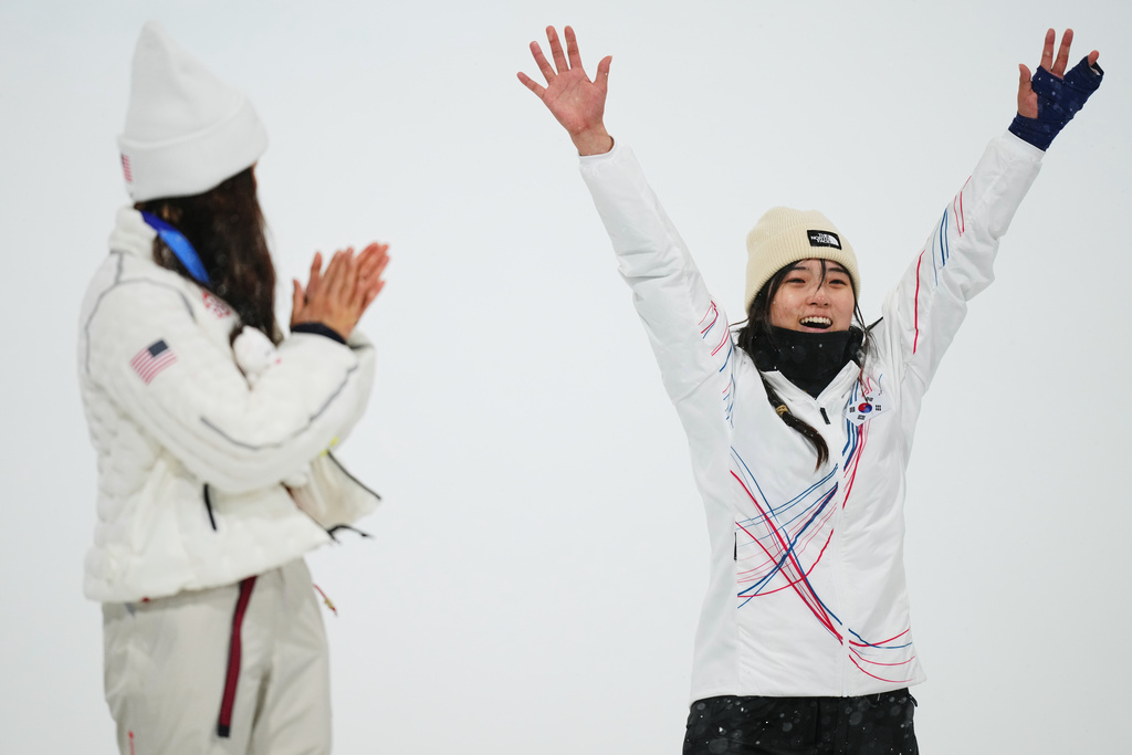Silver medalist United States' Chloe Kim, left, claps as gold medalist South Korea's Choi Ga-on celebrates winning the the women's snowboarding halfpipe finals at the 2026 Winter Olympics, in Livigno, Italy, Thursday, Feb. 12, 2026. (AP Photo/Abbie Parr)